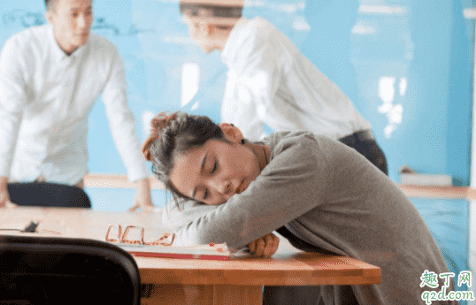 趴桌子睡覺醒來發現看不清了為什么 趴著睡覺脖子疼怎么辦1
