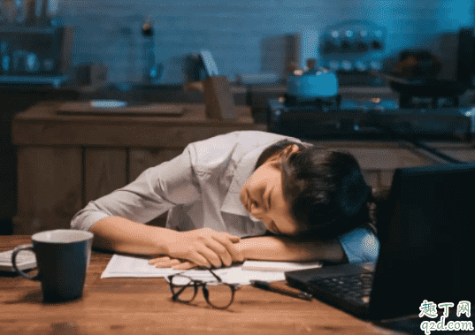 趴桌子睡覺醒來發現看不清了為什么 趴著睡覺脖子疼怎么辦3
