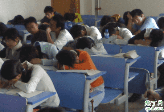 趴桌子睡覺醒來發現看不清了為什么 趴著睡覺脖子疼怎么辦4