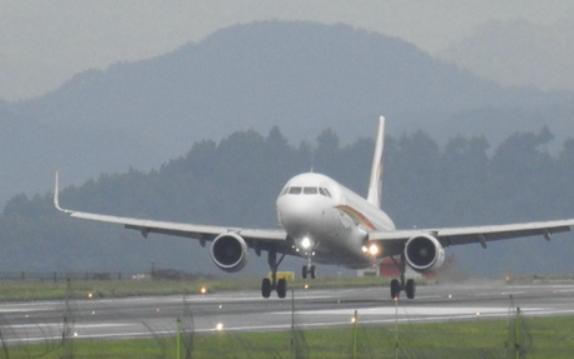 中到大雨飛機可以正常降落嗎？充電器能隨身帶上飛機嗎