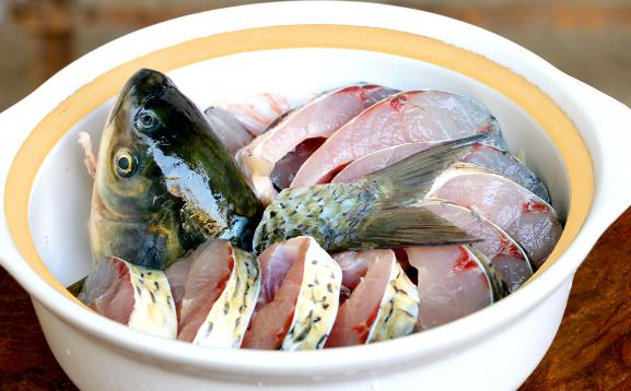 草魚搭配什么菜好吃？草魚頭豆腐湯的營養價值