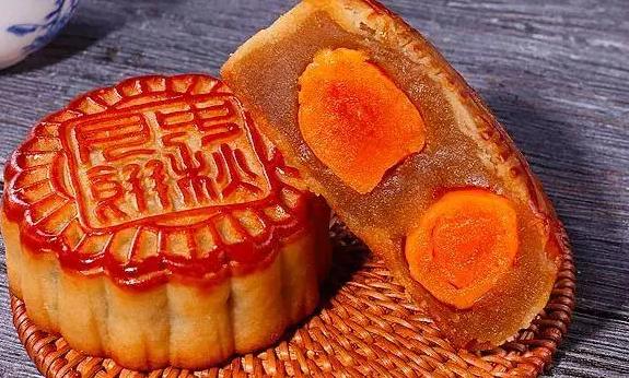蛋黃月餅里的蛋黃是真的嗎？蛋黃月餅吃多了好嗎